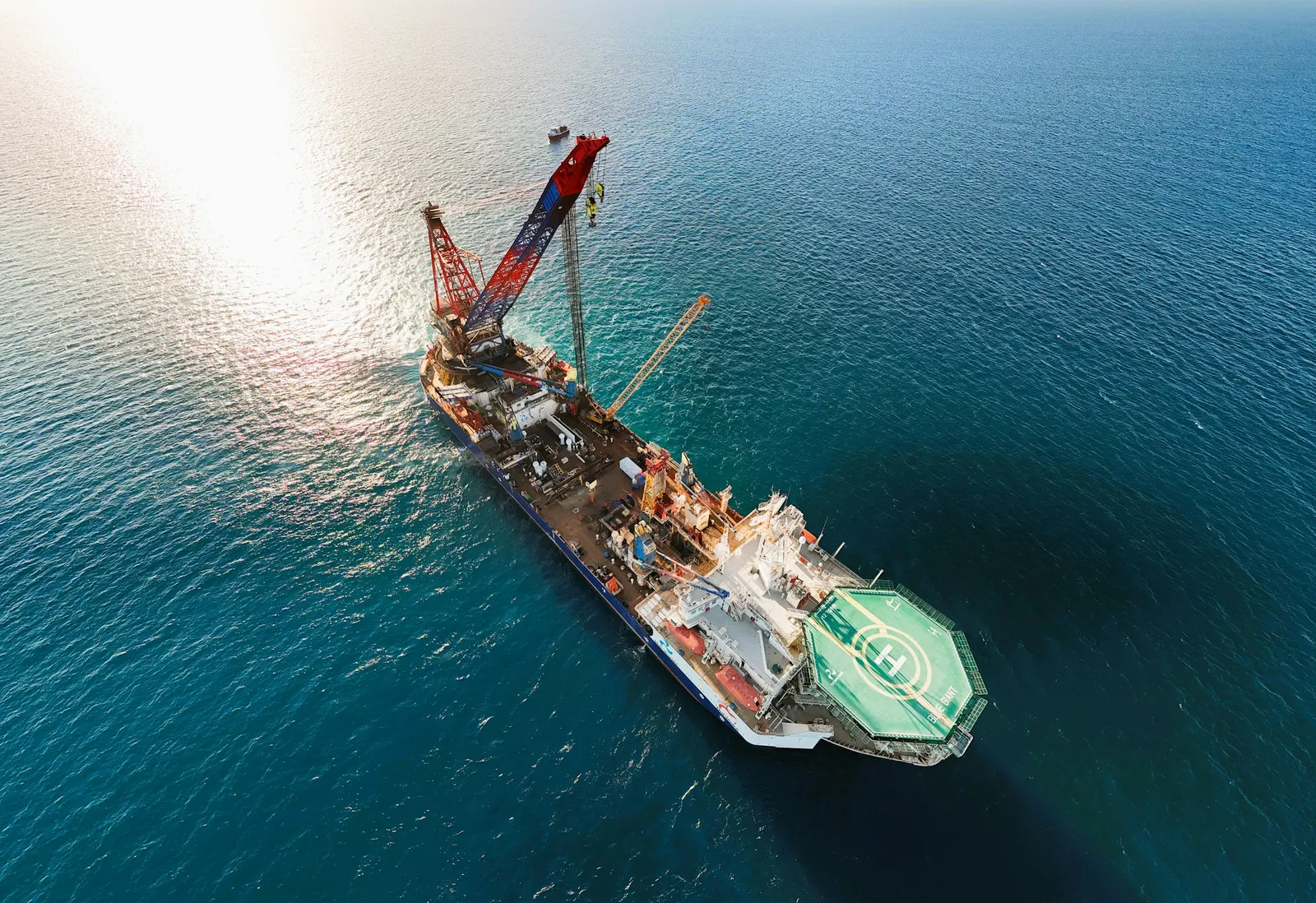 Offshore construction vessel with a heavy-lift crane